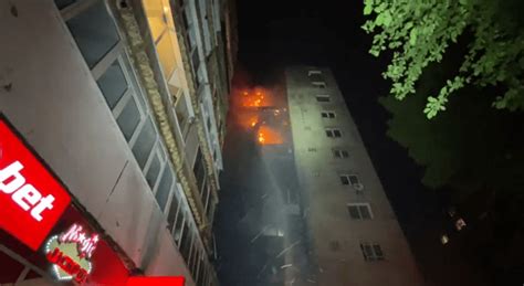 FOTO VIDEO Incendiu de proporții la un bloc din sectorul 5 al