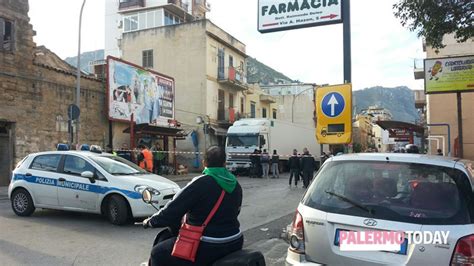 Incidente In Via Giafar Scontro Auto Tir Due Giovani In Prognosi