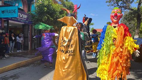 El baile de los matachines tradición en movimiento por las calles de