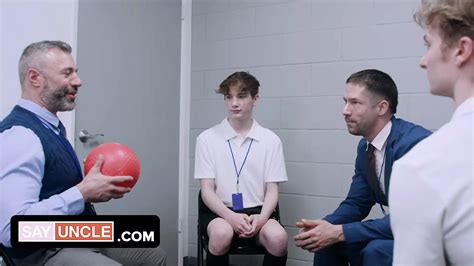 Paródia pornô gay SEVERANCE Sexerance 3 Twink Loves seu primeiro pau trailer grátis