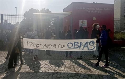 Alunos em protesto por melhores condições na Escola Secundária da Baixa