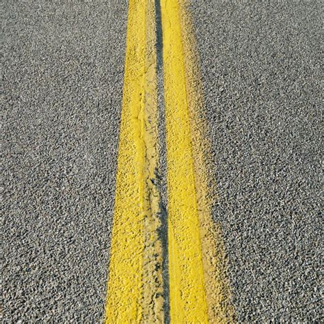 Linhas Amarelas Duplas Sobre A Textura De Superf Cie Da Estrada De