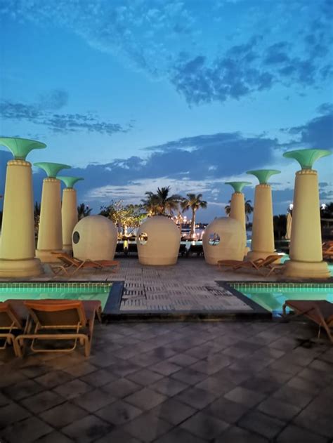 Anantara Resort in Dubai with Outdoor Swimming Pool