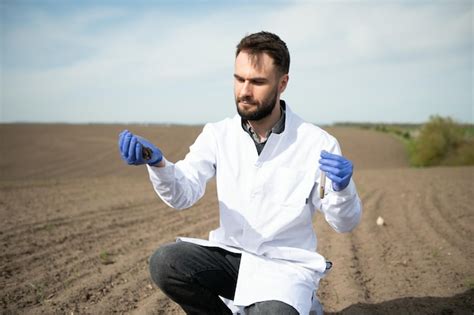 Especialista Em Agronomia De Teste De Solo Coletando Amostra De Solo