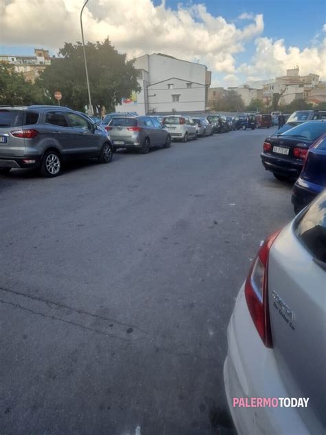 Villaggio Santa Rosalia Parcheggi In Doppia E Tripla Fila In Via Li