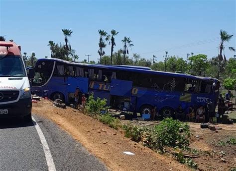 Nibus Perde Controle Em Curva Capota E Deixa Passageiros Feridos