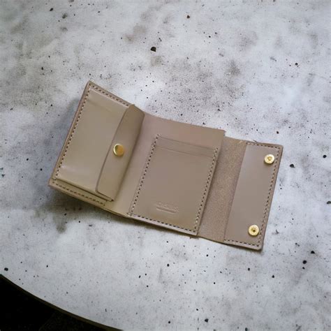 お札が折れないコンパクト財布 小さい鞄にも入る 手縫い製作＊ 本革ミニ財布 ヌメ革 レザー コンパクト 三つ折り ギフト 三つ折り財布 Konsense 通販 17657163｜creema