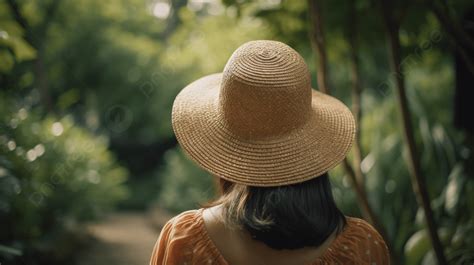 정원에서 모자를 쓴 여자의 뒷모습 밀짚모자를 쓴 젊은 여성의 뒷모습 고화질 사진 사진 머리카락 배경 일러스트 및 사진 무료