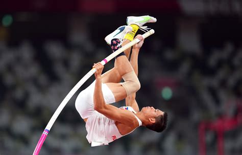 Olympics Pole Vault : Pole Vault Olympics / EJ Obiena Advances to Pole ...