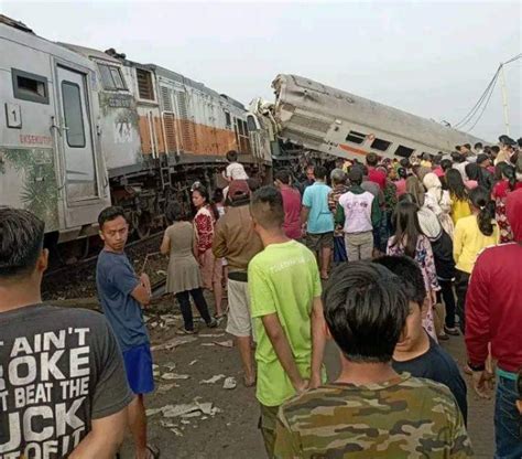 Brakk Ka Commuter Line Tabrakan Dengan Ka Turangga Di