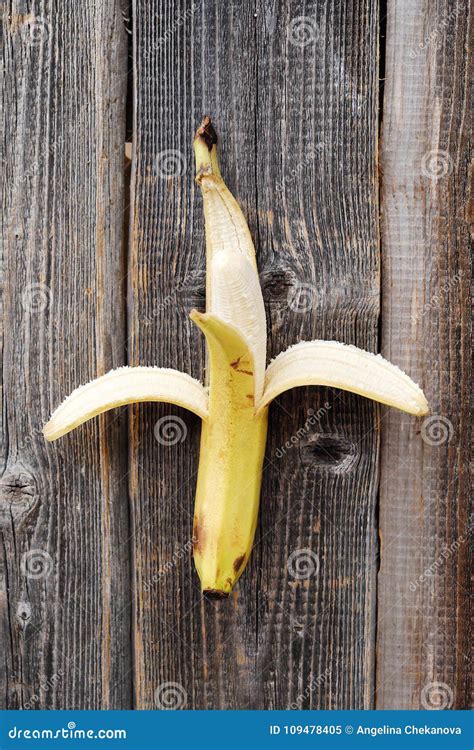 Banana Amarela Madura Deliciosa Na Tabela De Madeira Imagem De Stock