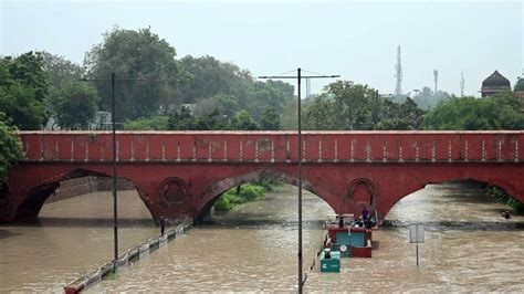 Delhi Flood Yamuna Meets Walls Of Salimgarh Fort Again Latest News