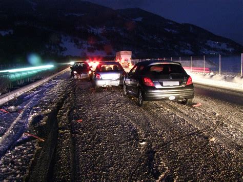 Zizers Gr F Nf Fahrzeuge In Unfall Auf Der A Verwickelt