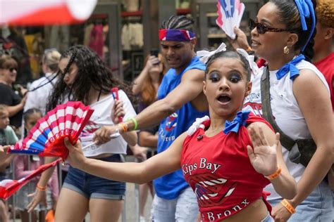 Los Puertorriqueños Celebran Con Alegría Y Música Su Tradicional Desfile En Nueva York Qué Pasa