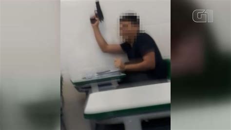 Vídeo Aluno foi flagrado sacando arma dentro de sala de aula em Santos