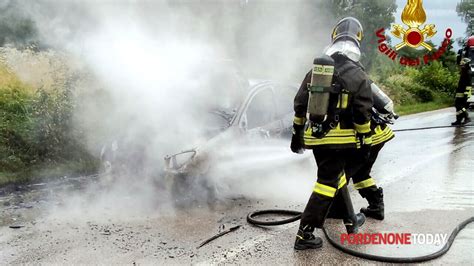 Vede Del Fumo Uscire Dal Cofano In Pochi Minuti L Auto Si Incendia