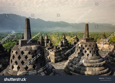 Candi Borobudur Sunrise Fog Candi Borobudur Stock Photo 1717920670 ...