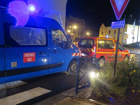 Une Voiture Percute Violemment Une Habitation Saint Etienne L S