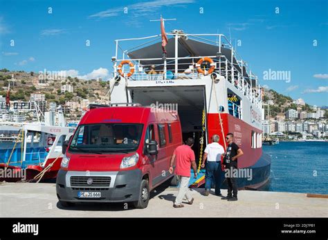 Camper Faehrt Auf Faehre Nach Korfu Saranda Albanien Wohnmobil