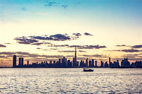 Rascacielos Del Centro De Dubai Uae Con Burj Khalifa Al Atardecer