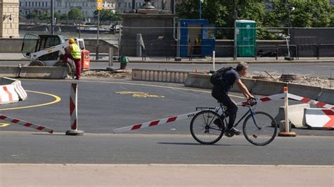 Mától lezáják a Lánchidat életveszélyes biciklisávval fokozódik a