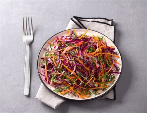 Salada Da Salada De Repolho Da Couve Vermelha Cominhos E Molho De