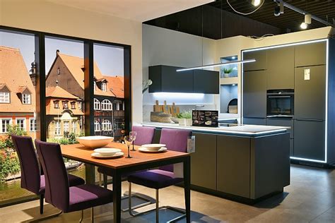 Schüller Musterküche Grifflose Designküche mit Dekton Arbeitsplatte