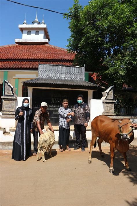 Peringati Dan Rayakan Idul Adha Siloam Hospitals Purwakarta Serahkan