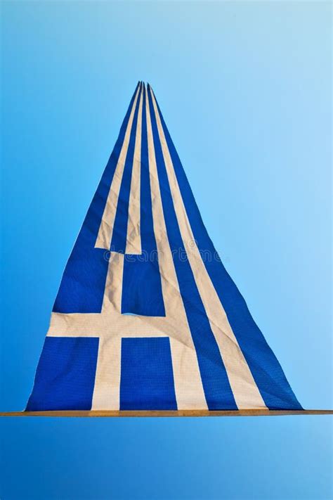 Bandera De Grecia Que Agita En El Cielo Azul Y La Asta De Bandera