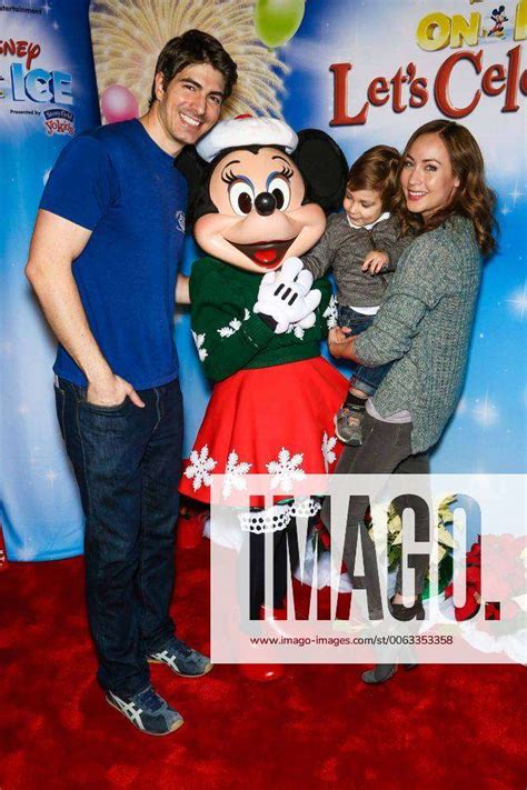 Brandon Routh And Courtney Ford With Son Leo James Routh Disney On Ice Presents Let S Celebrate Los