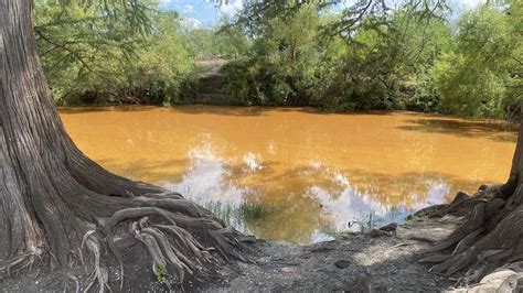 Contaminación oxida el Río Sabinas NRT México