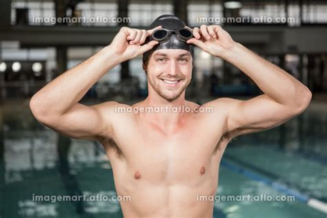 Portrait of swimmer wearing swimming goggles and capの写真素材 110476895