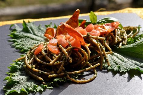 Spaghetti Di Grano Saraceno Con Pesto Di Foglie Di Ravanello E Shiso