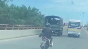 Viral Aksi Nekat Sopir Bus Hadang Truk Bawa Prajurit Tni Di Medan