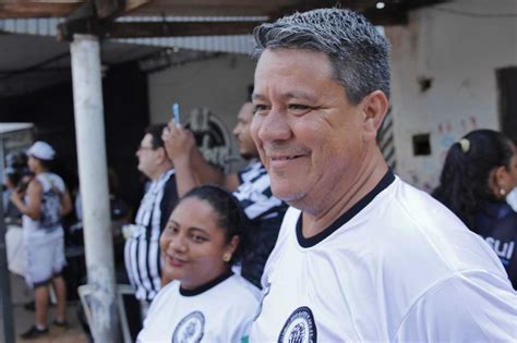 Agente Funer Rio Torcedor Rouba A Cena E Leva Caix O Do Dourados