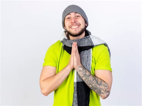 Sonriente Joven Enfermo Vestido Con Gorro Y Bufanda De Invierno Tiene