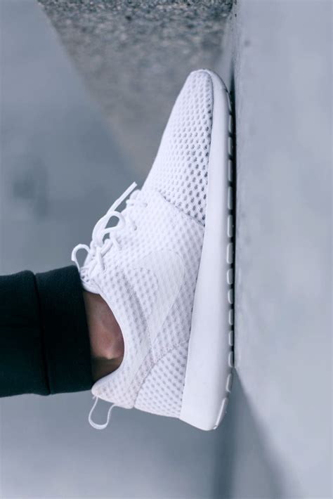 NIKE Roshe Run In All White SOLETOPIA