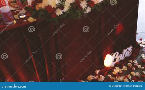 Sistema De La Tabla Para La Cena De Boda Adornada Con Las Flores