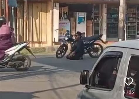 Video Viral Seorang Pengendara Motor Sholat Di Tengah Jalan