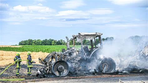 Traktor Und Ballenpresse Brennen Vollst Ndig Aus