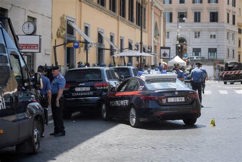 Terrore A Roma Forza Posto Di Blocco E La Polizia Spara Allauto Per