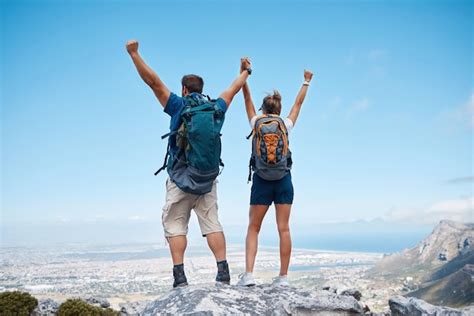 Caminhadas De Sucesso E Casal De M Os Dadas Na Montanha Para Celebra O