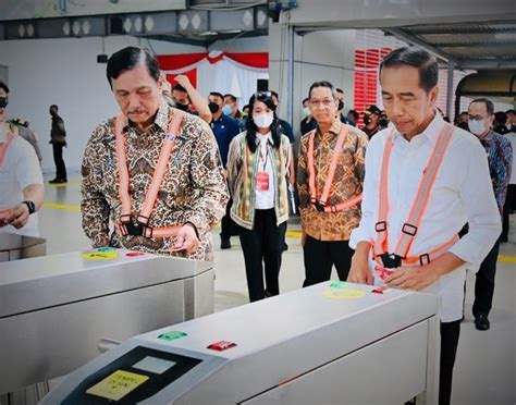 Tinjau Infrastruktur Ini Momen Jokowi Naik KRL Bareng Luhut Dan Heru