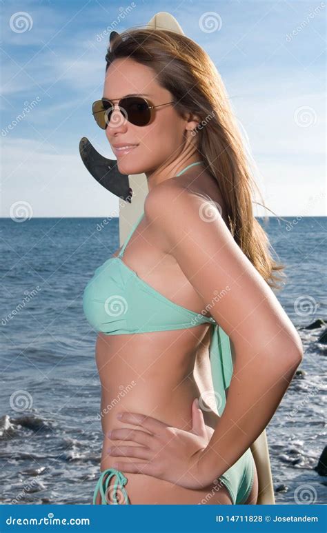 Frau Mit Bikini Und Surfbrett Stockfoto Bild Von Platz Dame