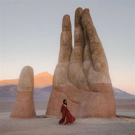 Mano Del Desierto La Enorme Escultura De Atacama All City Canvas