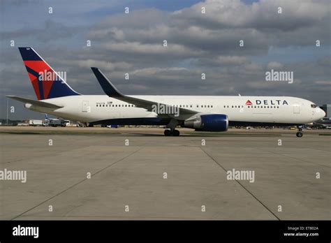 Delta Winglets Hi Res Stock Photography And Images Alamy