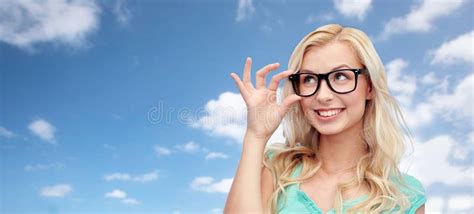 Jeune Femme Ou Adolescente Heureuse En Verres Image Stock Image Du