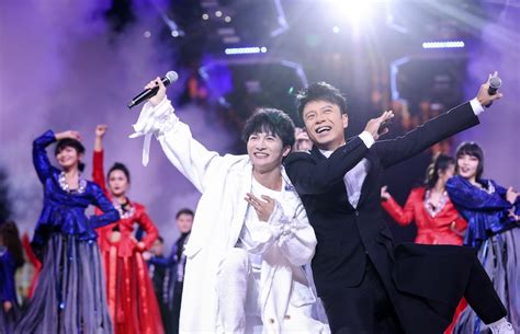 “勤深深”组合李克勤、周深东方卫视跨年演绎串烧组曲 实力献唱《红日》掀高潮 360娱乐，你开心就好