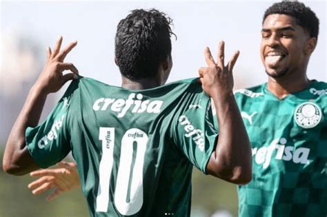 Endrick Grande Revelação Do Palmeiras Faz Gol Do Meio Campo Em Cima Do