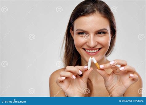 Pare De Fumar Mulher Bonita Que Quebra O Cigarro Ao Meio Imagem De